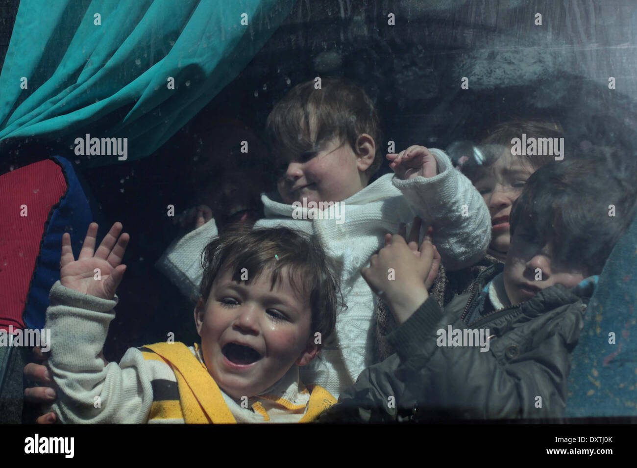 Rafah, Gaza-Streifen, Palästinensische Gebiete. 31. März 2014. Palästinensische Kinder in der Hoffnung, nach Ägypten zu gelangen warten im Inneren einen Bus an den Grenzübergang Rafah zwischen Ägypten und dem südlichen Gazastreifen 31. März 2014. Ägyptische Behörden teilweise Rafah Grenzübergang der Gaza Hauptfenster auf der Welt, am Samstag für drei Tage nach 50 Tagen nach seiner Schließung wieder geöffnet, sagte palästinensischen Grenzbeamten. Seit dem Sturz des ägyptischen Präsidenten Mohamed Mursi im Juli 2013 haben die Behörden weitgehend die Überfahrt geschlossen, nur für einen begrenzten Zeitraum hinweg, auf humanitären Gründen (teilweise öffnen gehalten. Stockfoto