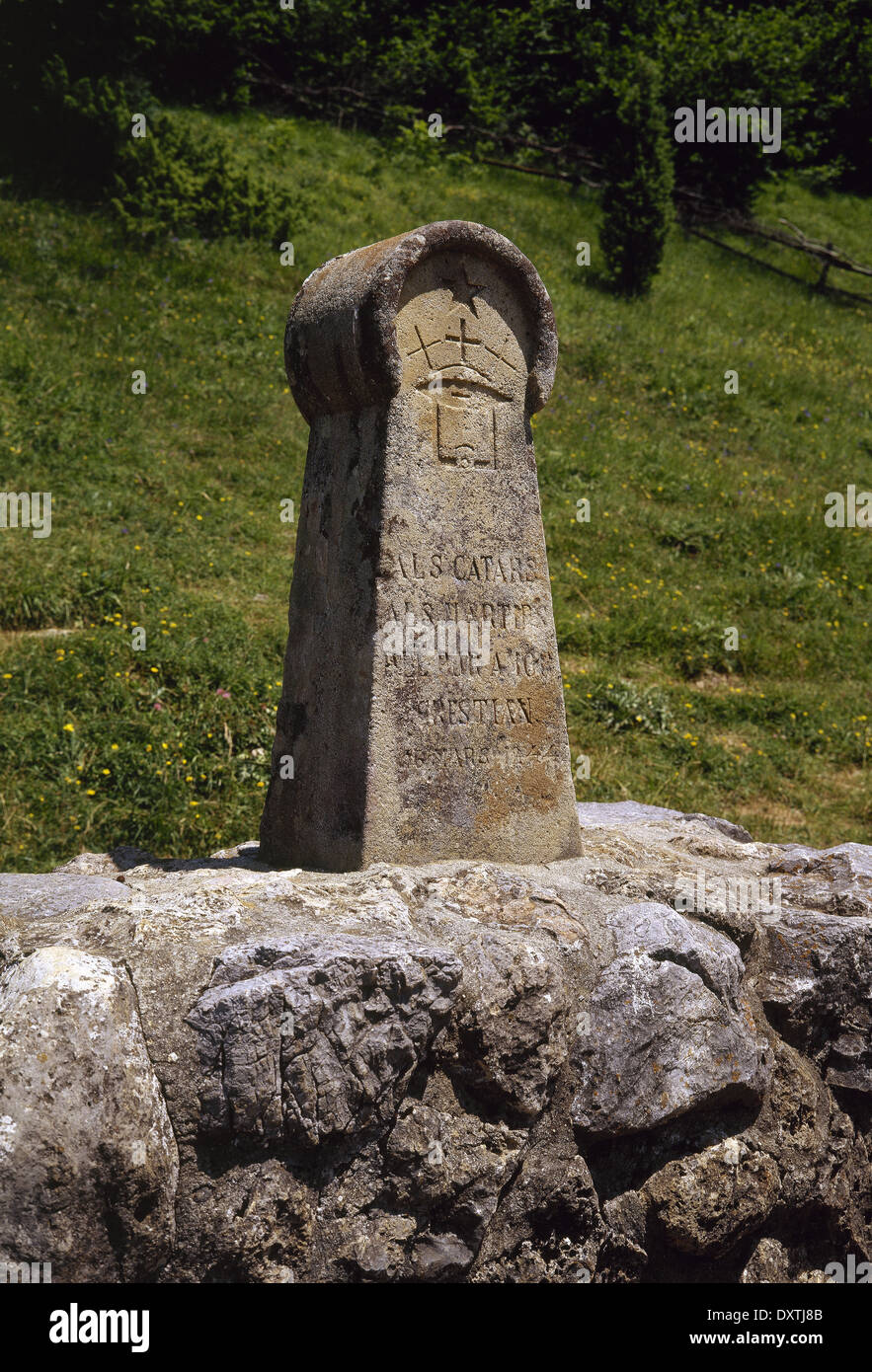 Frankreich. Mittelalterliche Stele, errichtet im Jahre 1960, in Erinnerung an die Katharer. Wiese verbrannt. Montségur. Katharer-Route. Stockfoto