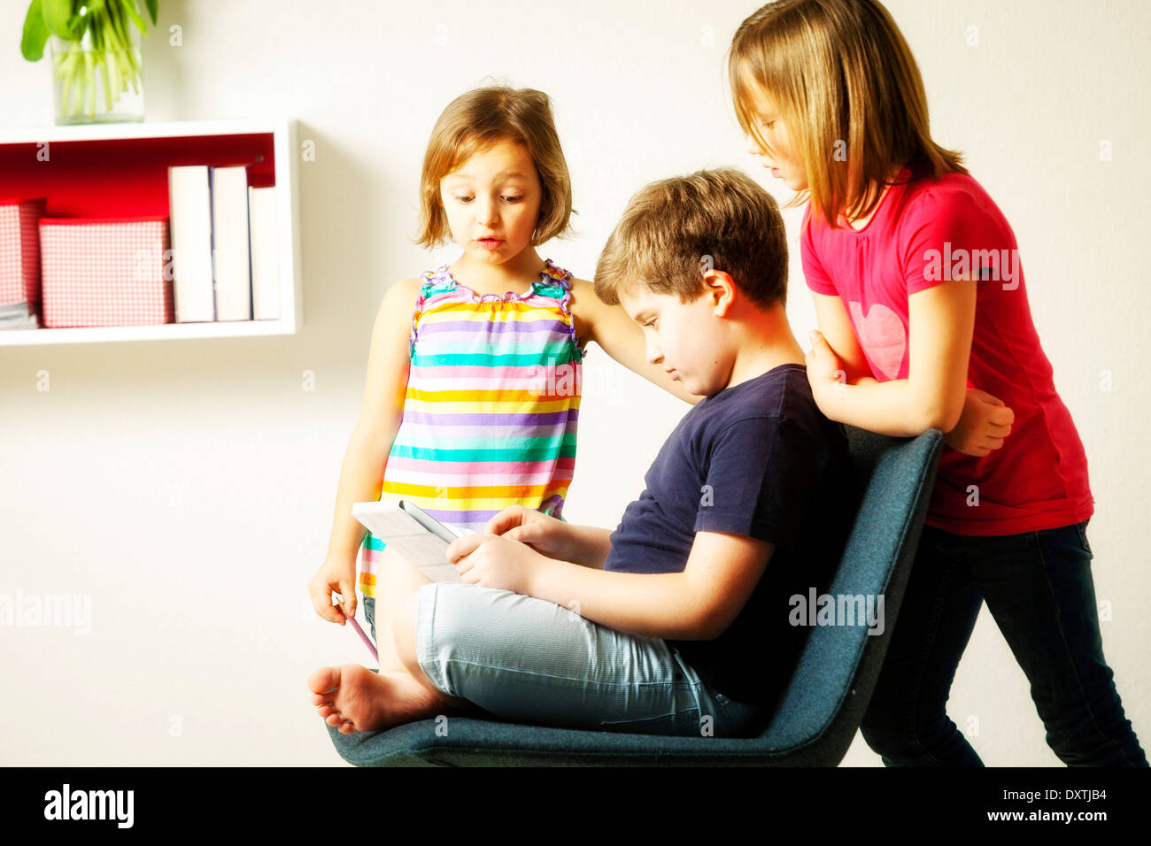 Kinder mit Tablet-PC zu Hause, München, Bayern, Deutschland Stockfoto