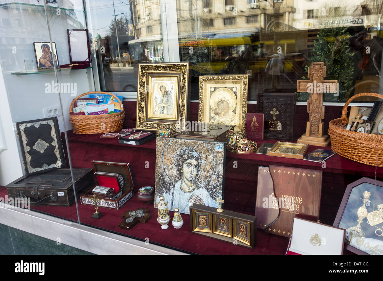 Orthodoxe religiöse Ikonographie und andere Elemente in einem Fenster speichern in Belgrad, Serbien. Terazije Straße Stockfoto