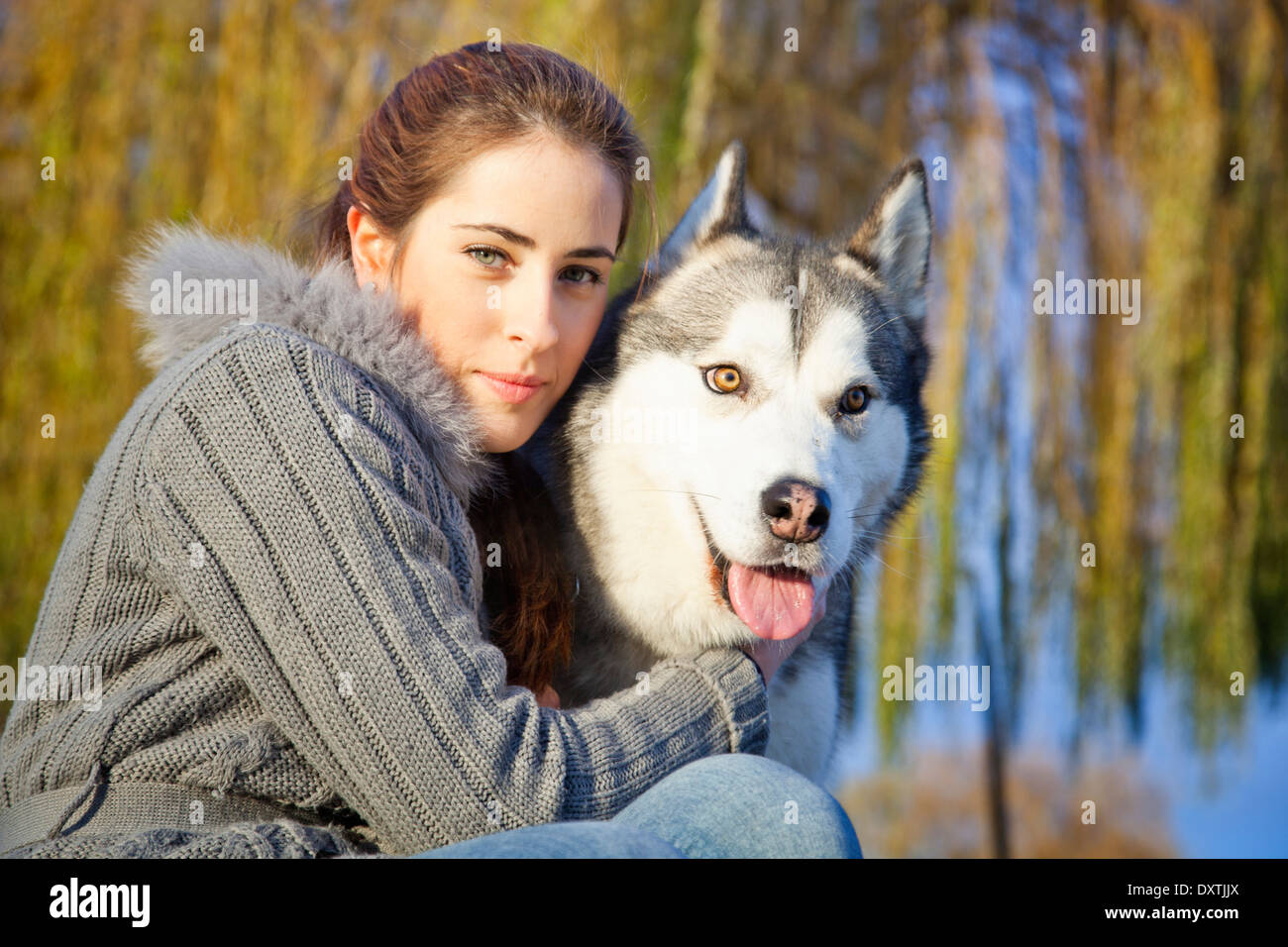 Frau mit Hund draußen, Kroatien Stockfoto