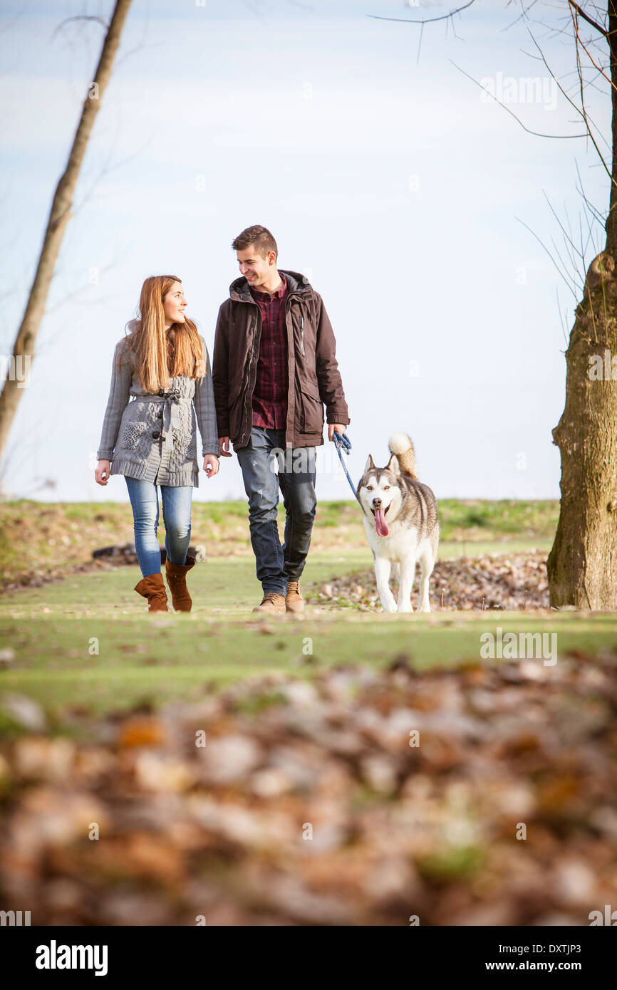 Paar Walking Hund im Freien, Kroatien Stockfoto