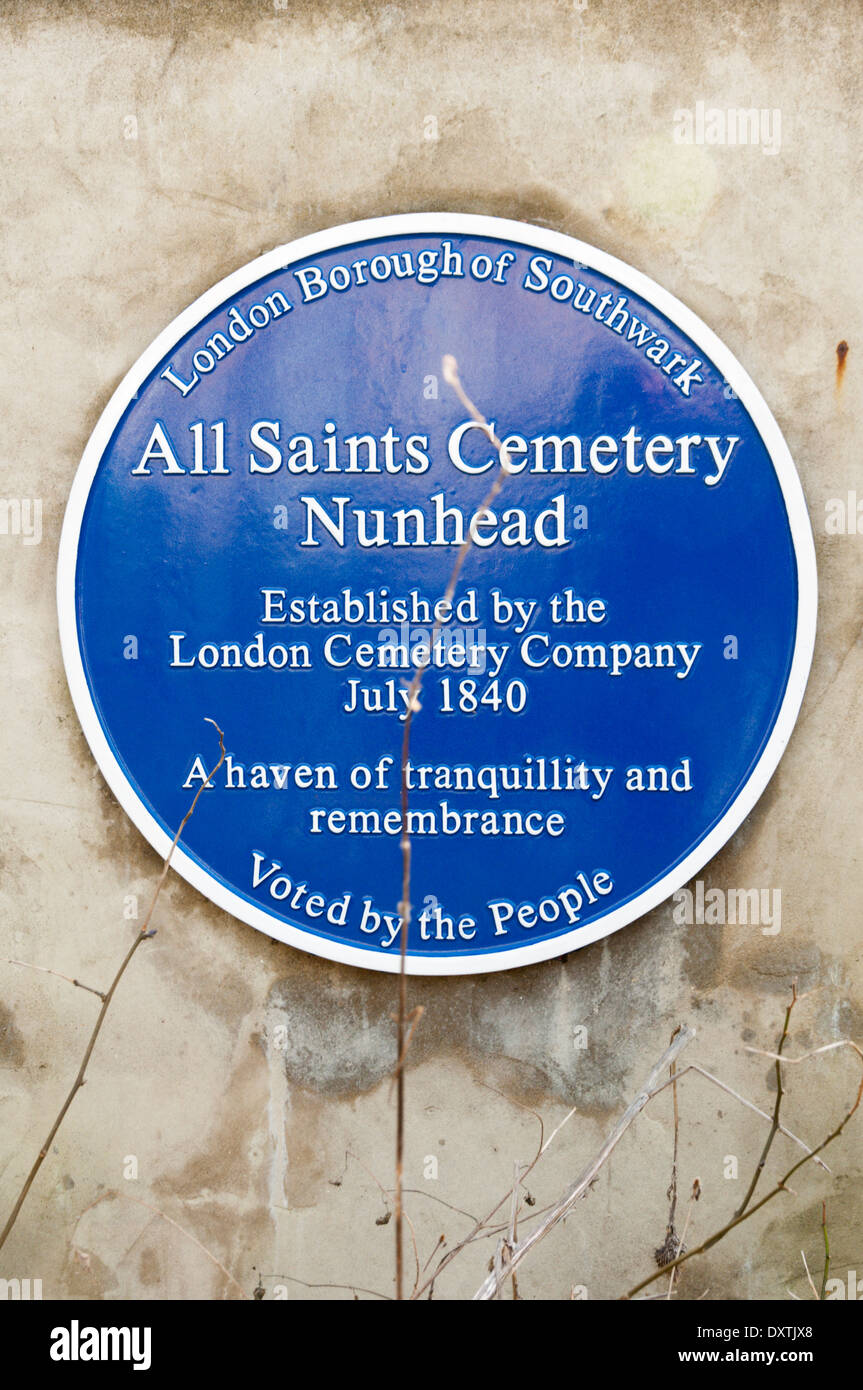 Eine blaue Plakette am Eingang zum Nunhead Friedhof im Süden von London. Stockfoto