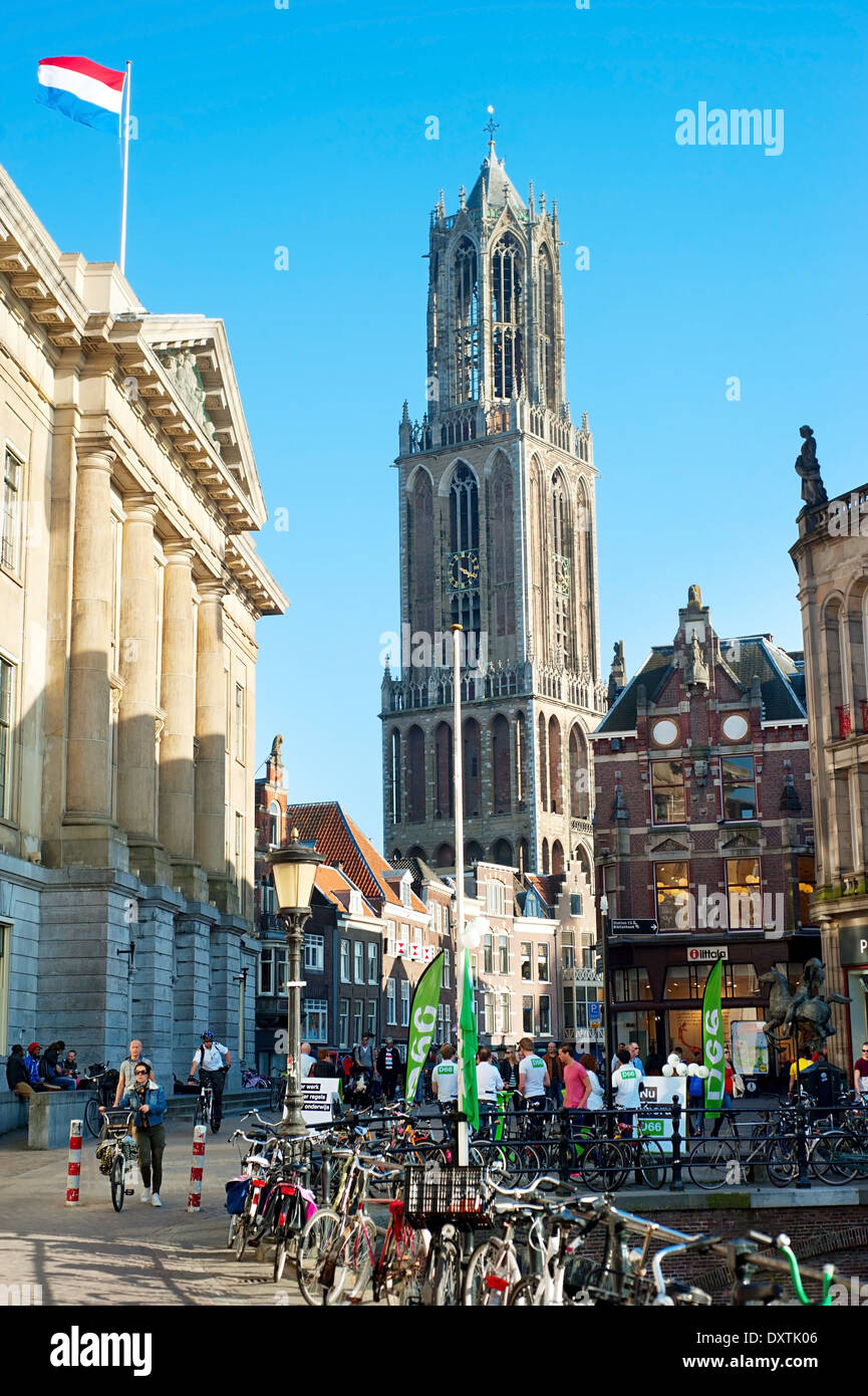 Menschen zu Fuß auf der Straße, vor der Domturm in Utrecht Altstadt. Stockfoto