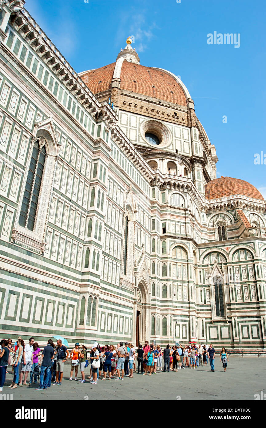 Menschen in Warteschlange am Dom Santa Maria del Fiore in Florenz. Stockfoto