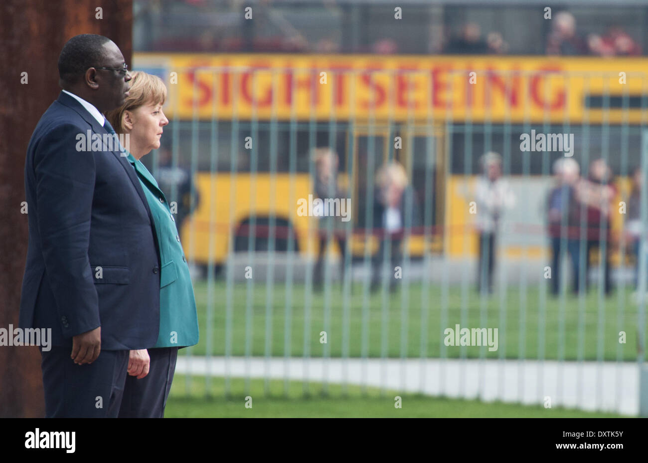 Berlin, Deutschland. 31. März 2014. Deutsche Bundeskanzlerin Angela Merkel (CDU) begrüßt Präsident von Senegal Macky Sall mit einer Militärparade vor dem Bundeskanzleramt in Berlin, Deutschland, 31. März 2014. Foto: Bernd von Jutrczenka/Dpa/Alamy Live News Stockfoto