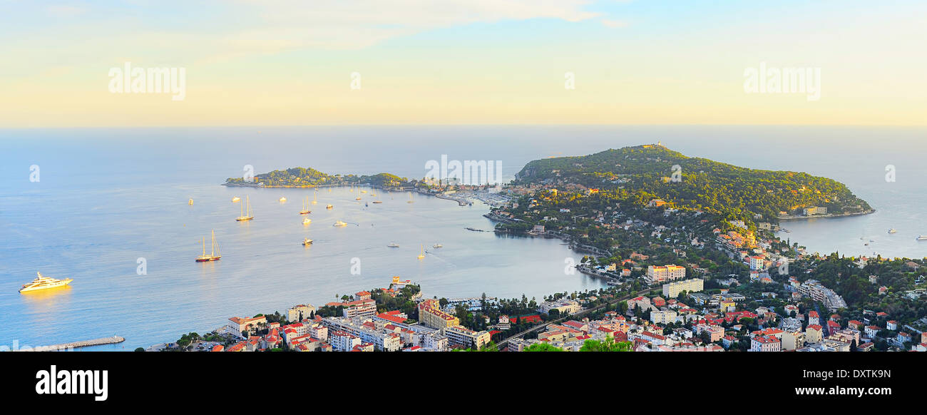 Panoramablick aufs Meer, die Bucht, Yachten und Boote. Französische Riviera, Azure Küste oder Cote d Azur, Provence, Frankreich Stockfoto