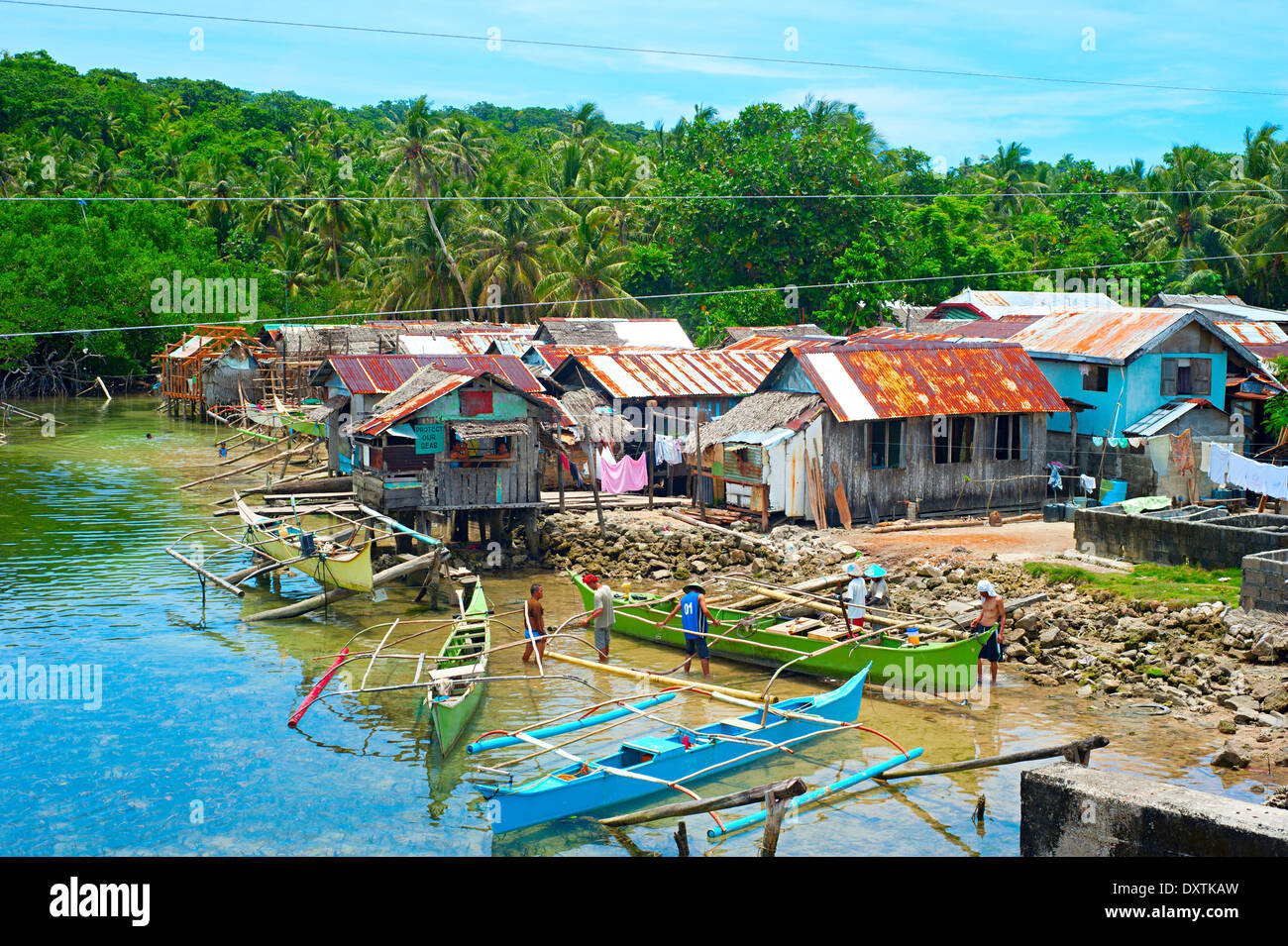 Küstenfischerei Dorf in Philippinen. Ca. 800.000 Fischer nutzen traditionelle net Fangmethoden von kleinen Booten Stockfoto