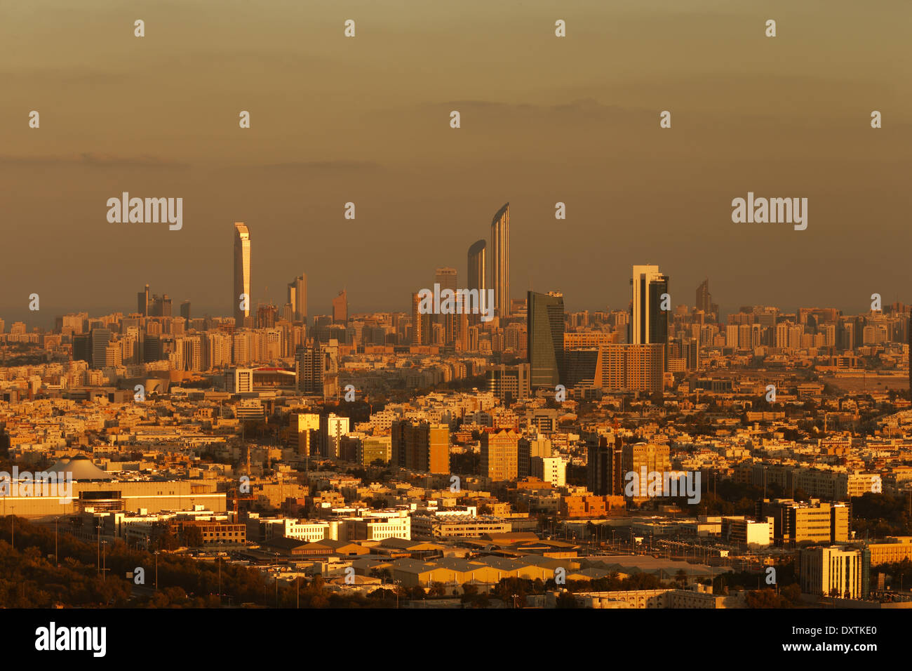 Eine Skyline-Blick von Abu Dhabi, Vereinigte Arabische Emirate im Morgengrauen mit der Corniche und World Trade Center Stockfoto