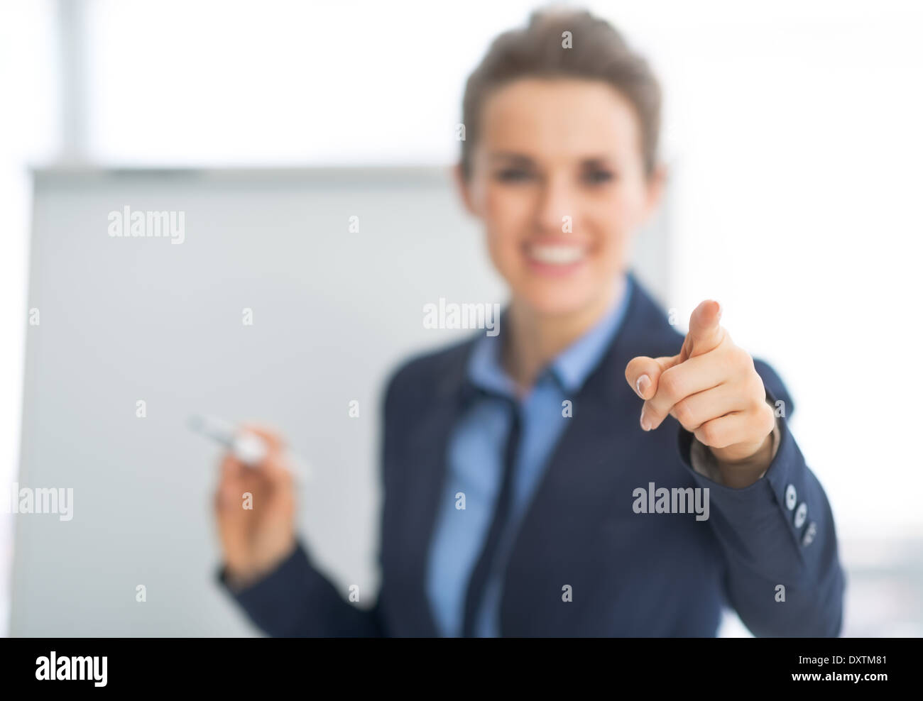 Closeup auf Business-Frau in der Nähe von Flipchart auf Zuhörer gerichtet Stockfoto