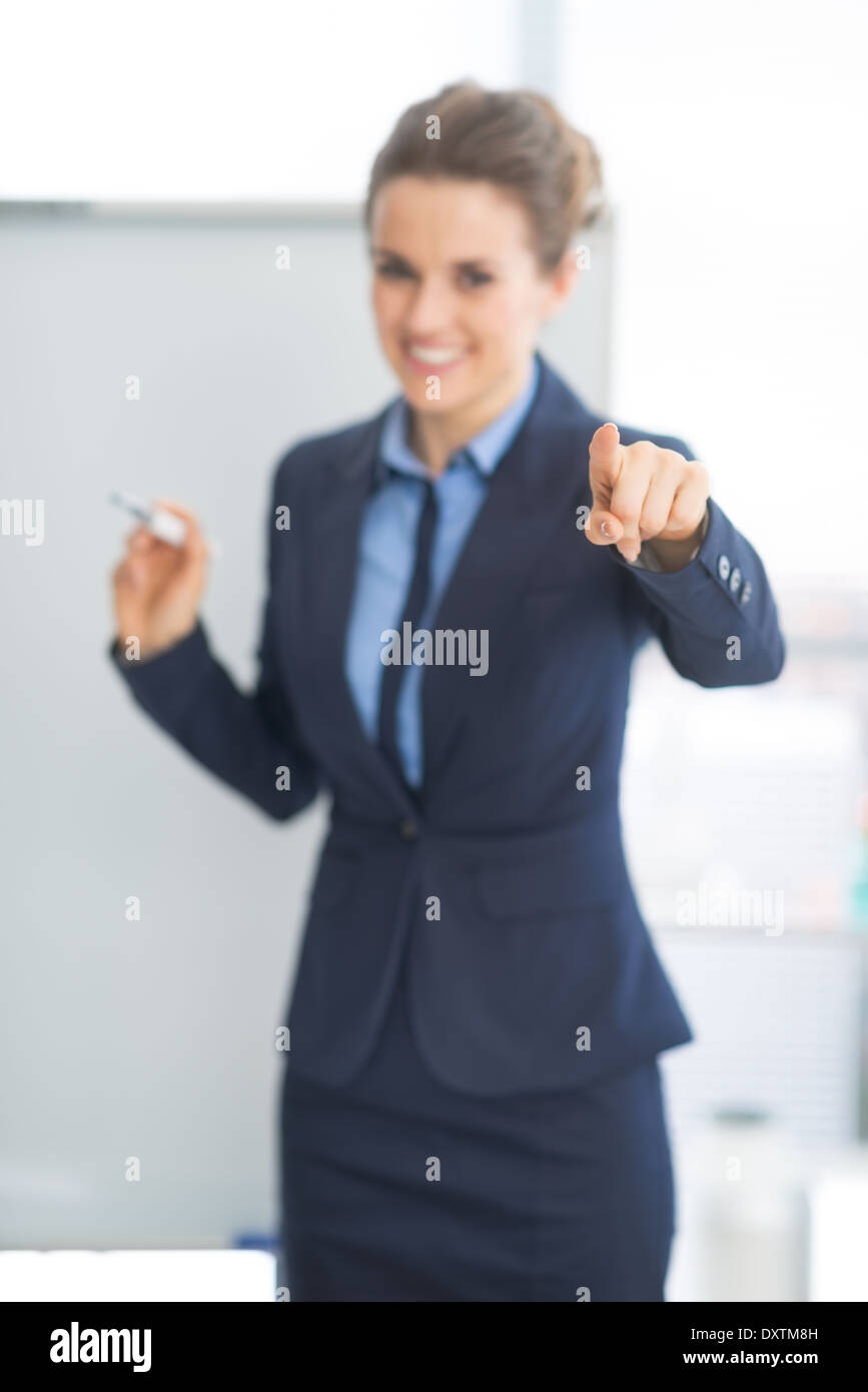 Closeup auf Business-Frau in der Nähe von Flipchart auf Zuhörer gerichtet Stockfoto