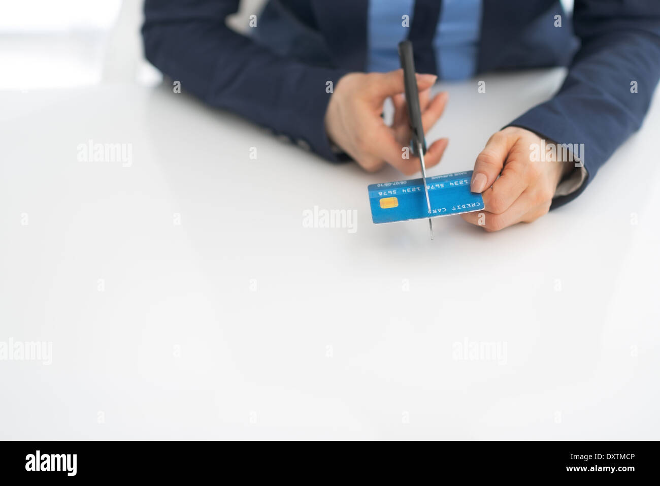 Closeup auf Kreditkarte Geschäft Frau schneiden mit Schere Stockfoto