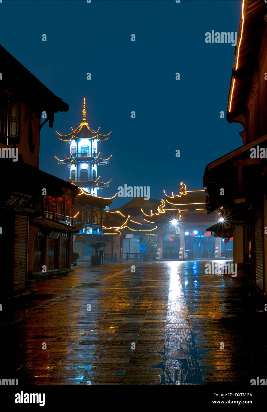 Blick auf die alte chinesische Straße in der Nacht. China Zhouzhuang Stockfoto