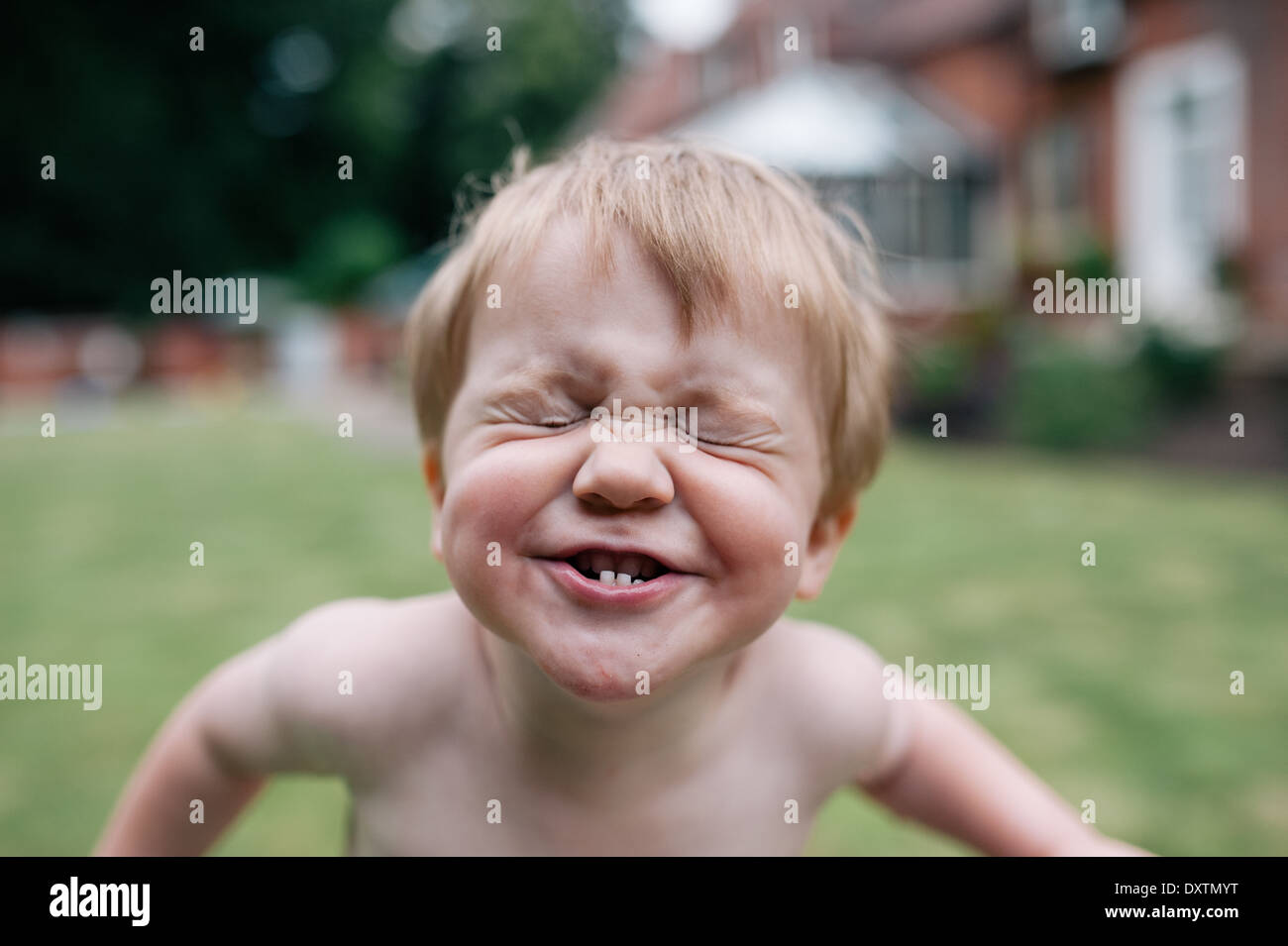 Ein Kleinkind glückliches Gesicht, spielen im Garten im Sommer Stockfoto