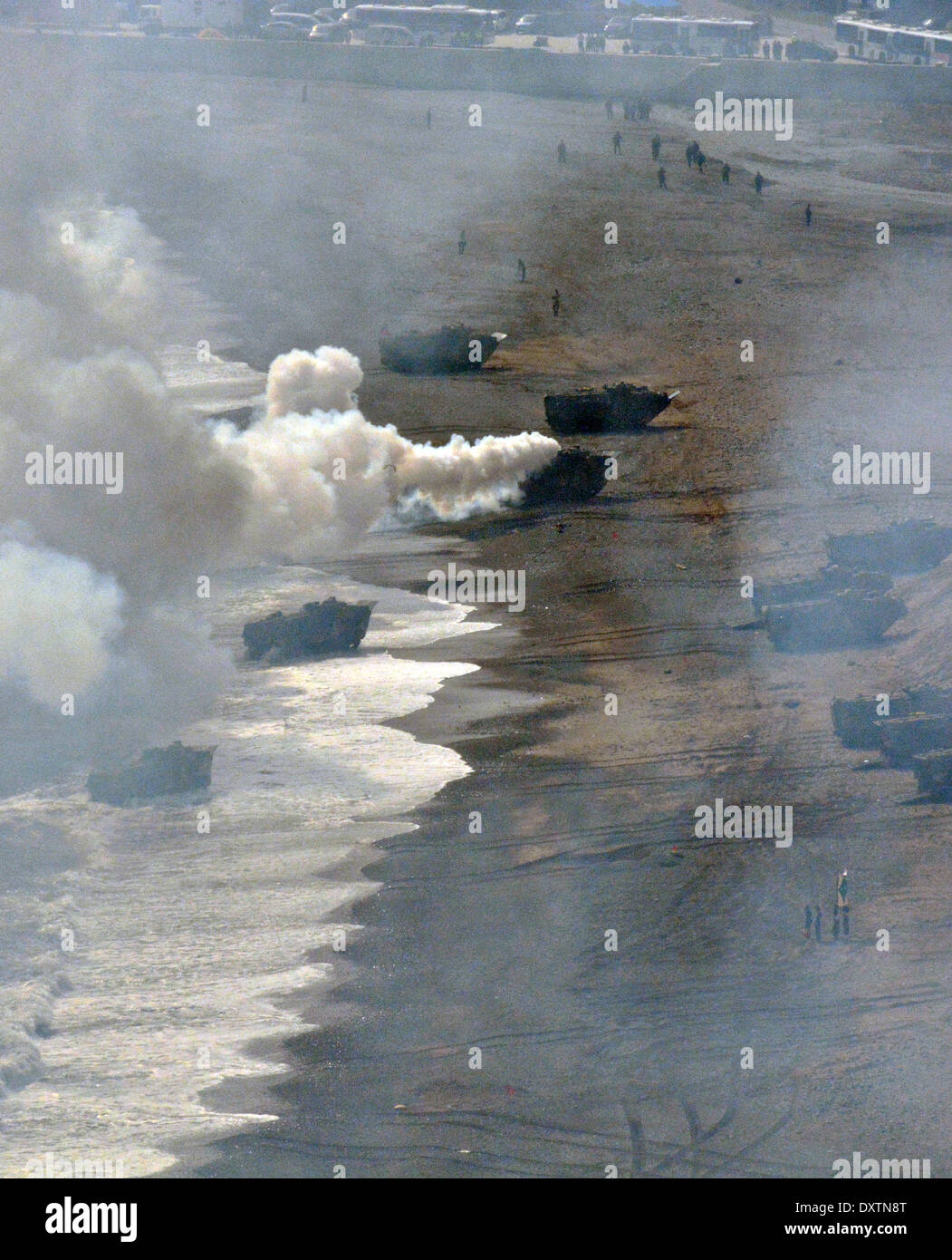 US-Marines und Republik Korea Landungsboote und Amphibienfahrzeuge Angriff einen Strand während gemeinsame Übung Ssang Yong 31. März 2014 in Pohang, Südkorea. Die Spannungen stiegen in die Halbinsel als Nordkorea und Südkorea feuerte Hunderte von Artillerie-Granaten über ihre umstrittenen westlichen Meeresgrenze. Stockfoto
