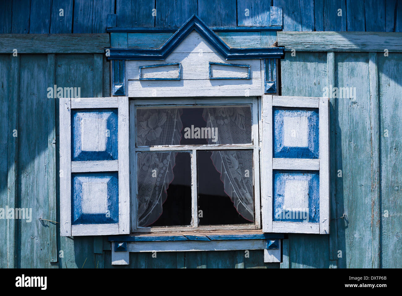 Fenster mit traditionellen hölzernen Shutter (Bolshoe Goloustnoe am Baikalsee, Sibirien, Russland) Stockfoto