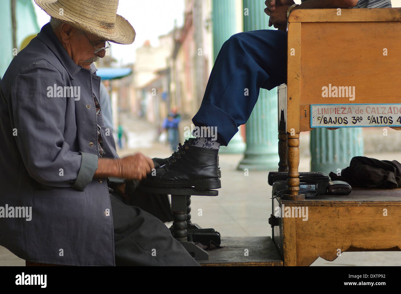 Schuhputzer in der spanischen Kolonialstadt Sancti Spiritus arbeiten. Kuba Stockfoto