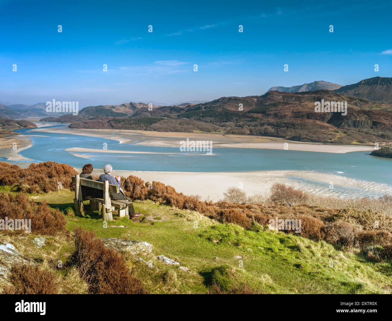 Ein Ehepaar im Ruhestand sitzt auf einer Bank an einem Aussichtspunkt am Panorama Walk mit Blick auf die Mawddach Mündung und Cadair Idris. Stockfoto