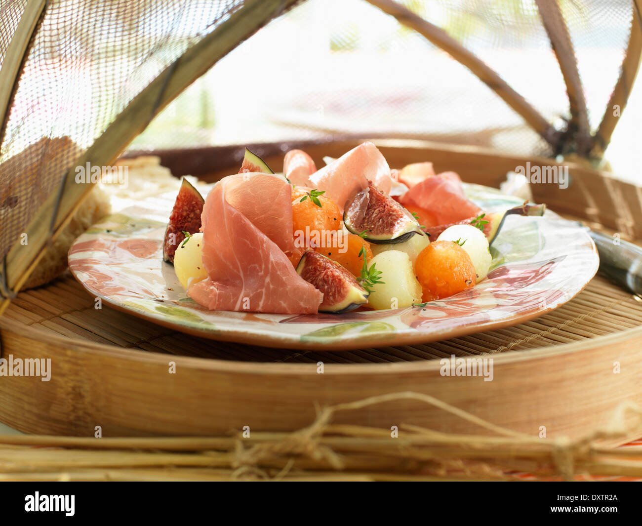Kugel-Melonen-Salat mit frischen Feigen und Rohschinken Stockfoto