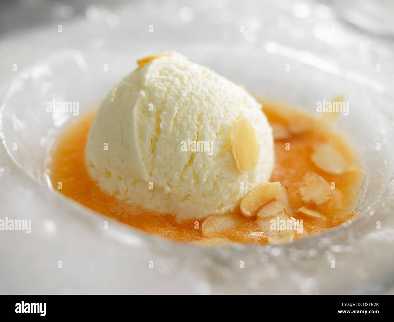 Fromage Blanc Eis mit Melone pürieren und Mandeln in dünne Scheiben geschnitten Stockfoto