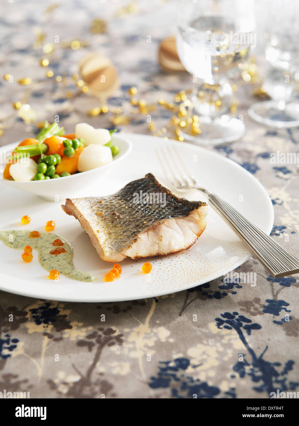 Bass-Filet mit Kräutersauce und Gemüse Stockfoto