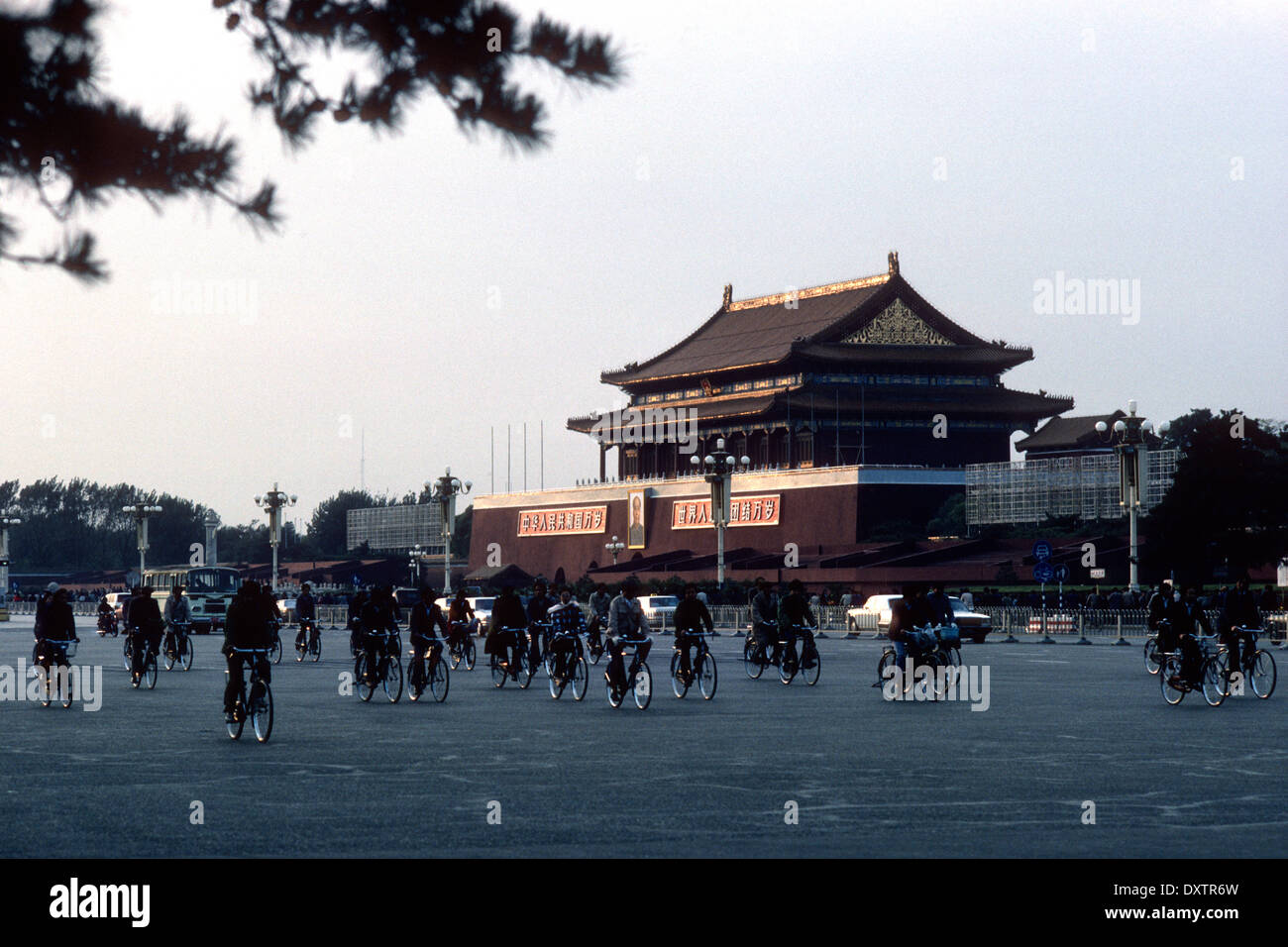 China. Beijing Verkehr 1987. Fahrräder und Füße waren die Möglichkeiten zu umgehen. Stockfoto