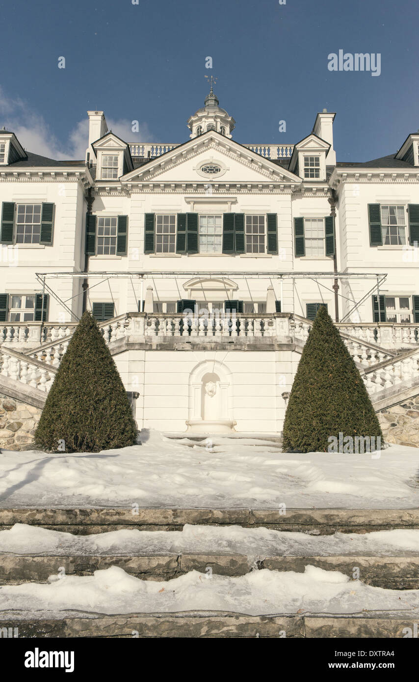 Große weiße Herrenhaus aus dem goldenen Zeitalters im Winter. Die Halterung Edith Wartons Berkshires Anwesen in Lenox, Ma. Stockfoto