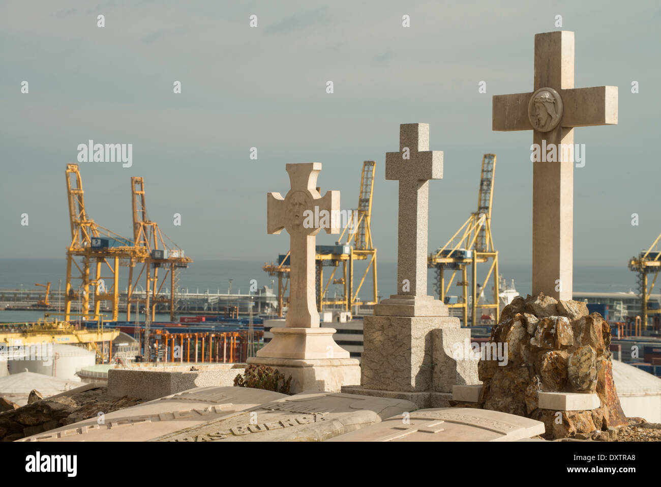 Kreuze und Grabbeigaben Skulptur Kunstwerk im Gegensatz zu den Industrieanlagen der Barcelona Hafen, unten. Stockfoto