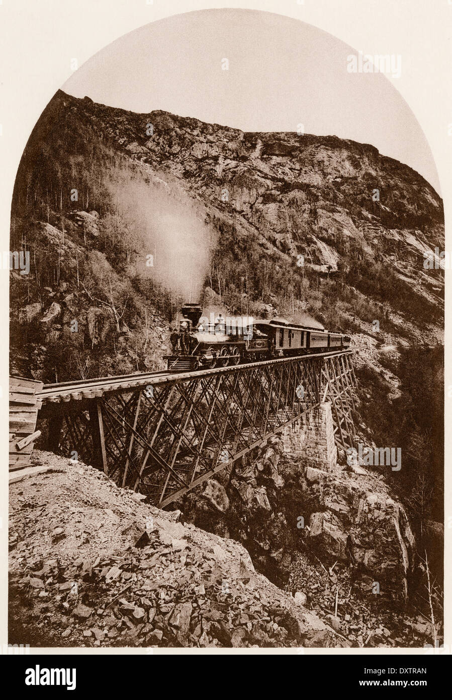 Portland&Ogdensburg Railroad auf der Willey-Brook Brücke in den White Mountains von New Hampshire, 1870. Foto Stockfoto