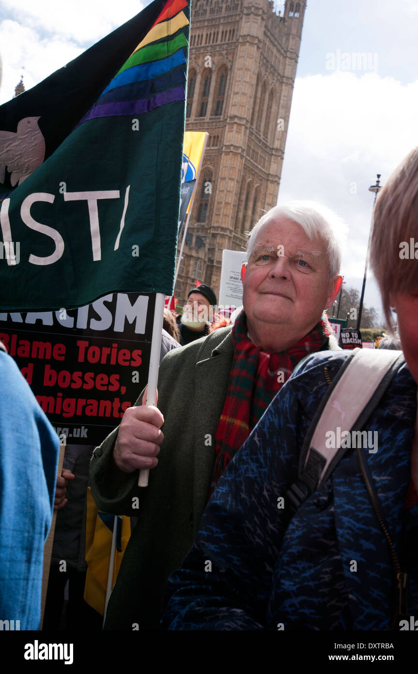 Bruce Kent politischer Aktivist, römisch-katholischer Priester und Vice President von CND besucht Antirassismus März London 2014 Stockfoto