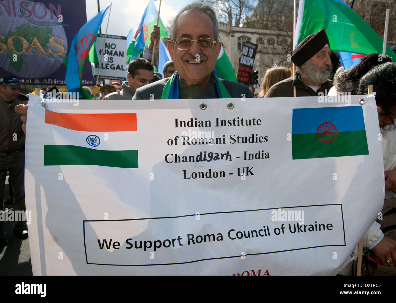 Roma-Gruppe in Anti-Rassismus-März und Protest durch London am UN-Tag gegen Rassismus Stockfoto