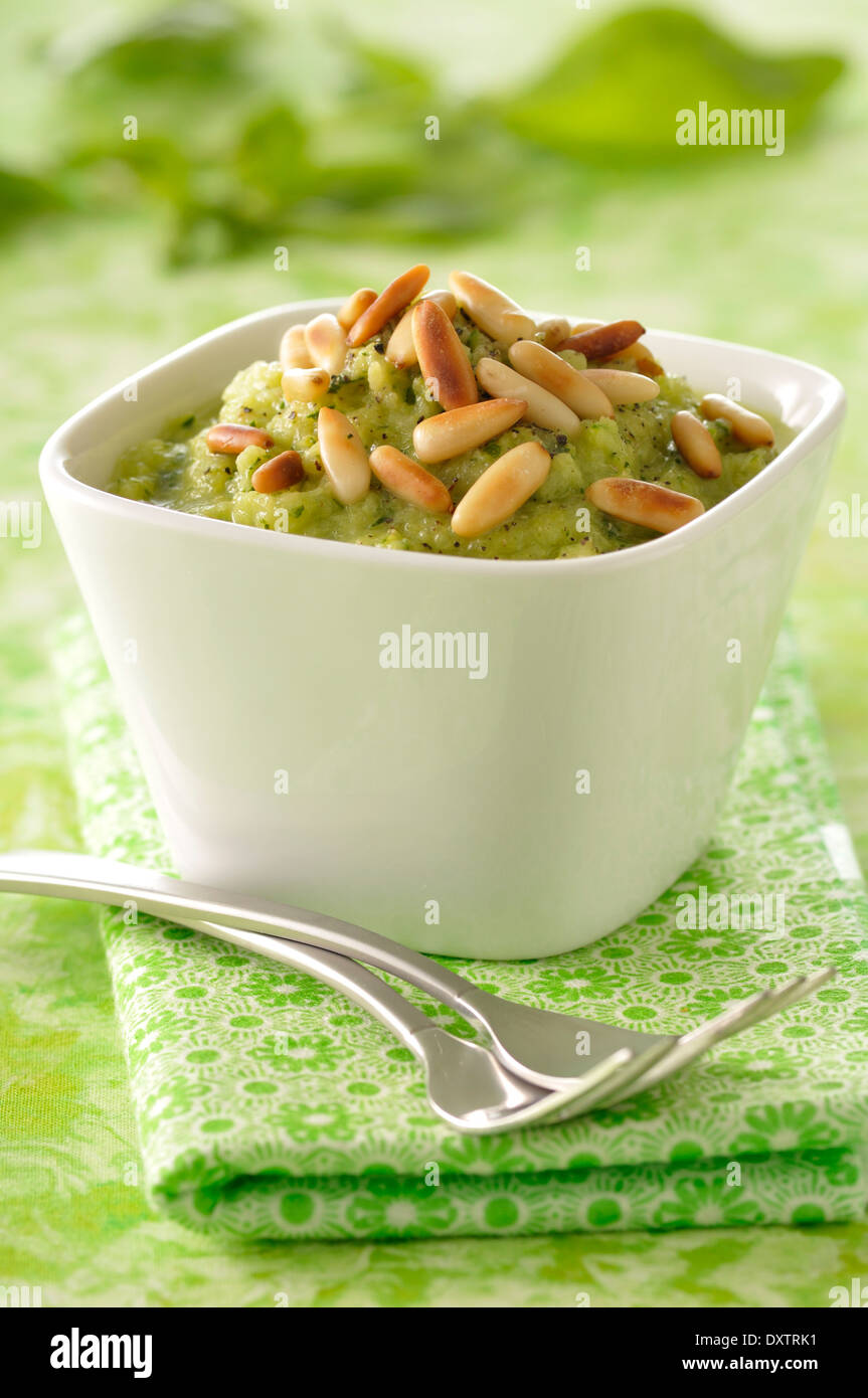 Zucchini-Mousse mit Pesto und Pinienkernen Stockfoto