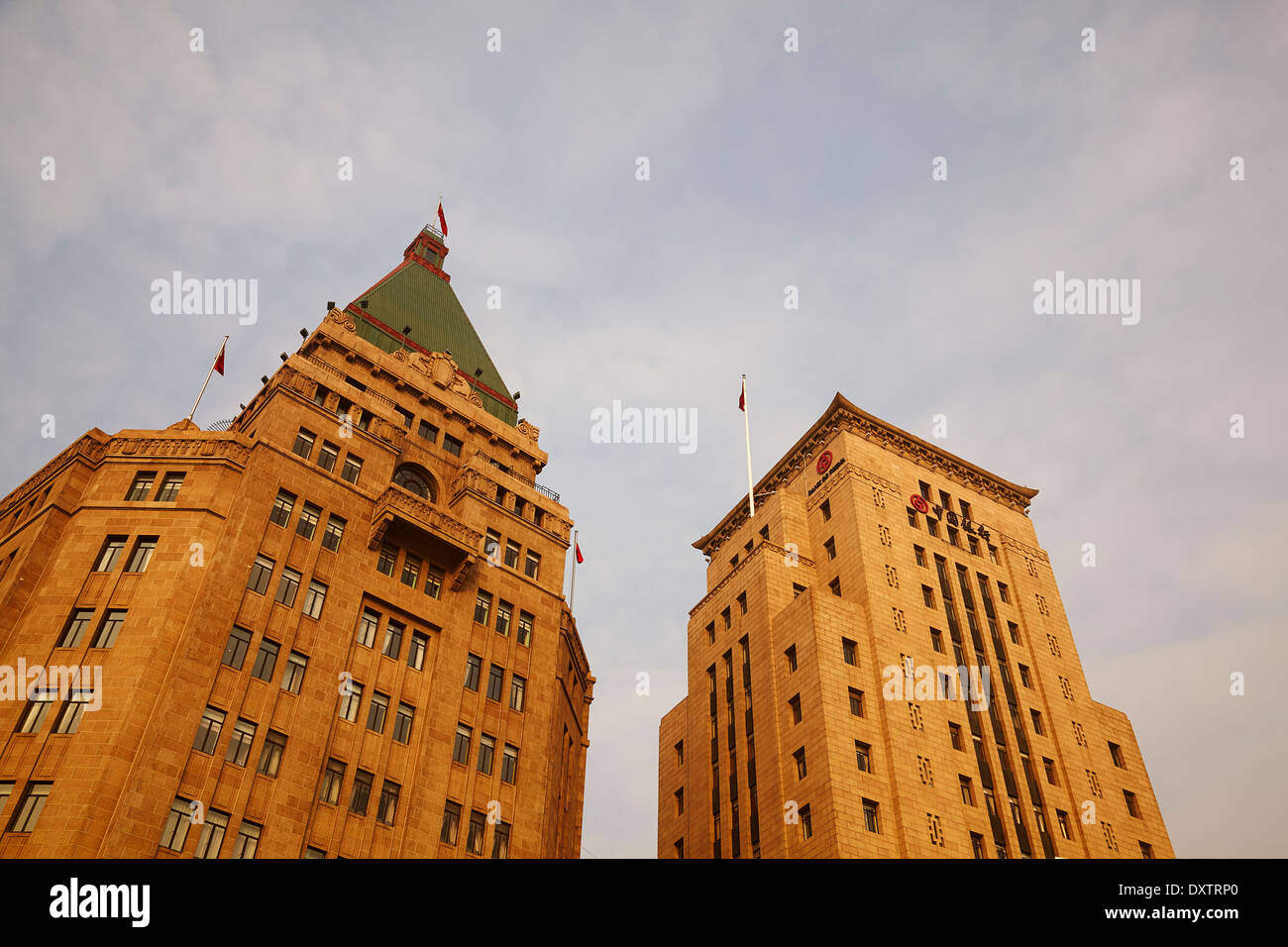 Bank of China Building (rechts) und das Peace Hotel, zwei historische Gebäude mit Kultstatus am Flussufer Bund, am Huangpu-Fluss, Shanghai, China. Stockfoto