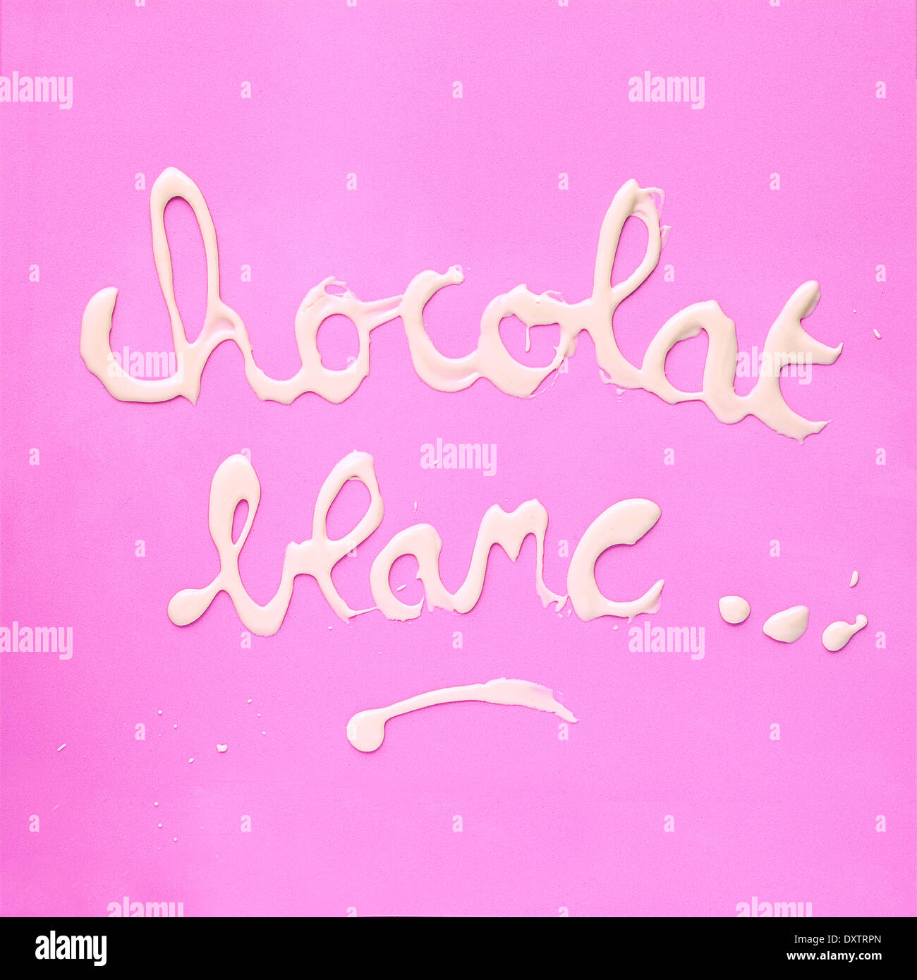 "Chocolat Blanc" geschrieben mit geschmolzener weißer Schokolade Stockfoto