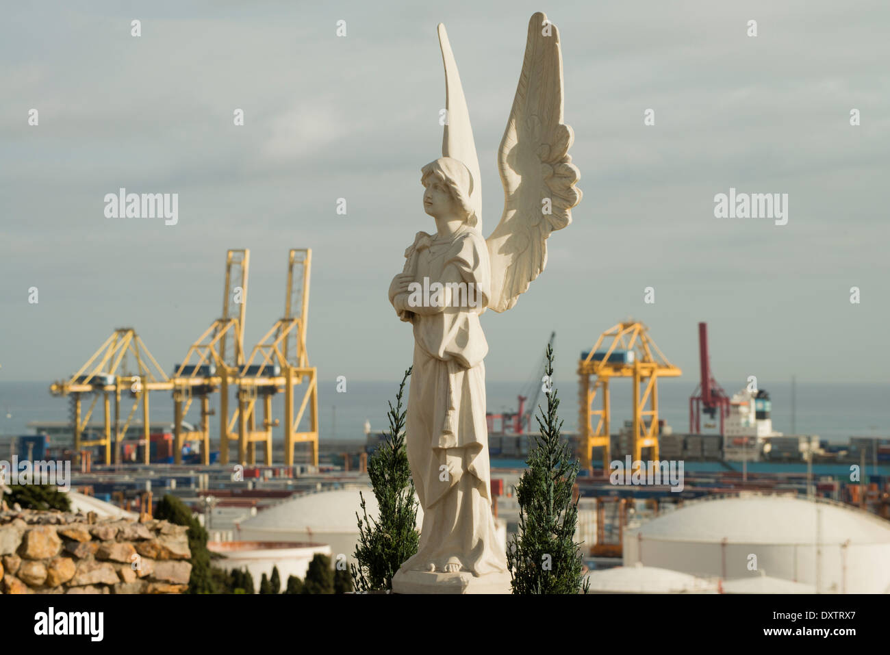 Kreuze und Grabbeigaben Skulptur Kunstwerk im Gegensatz zu den Industrieanlagen der Barcelona Hafen, unten. Stockfoto