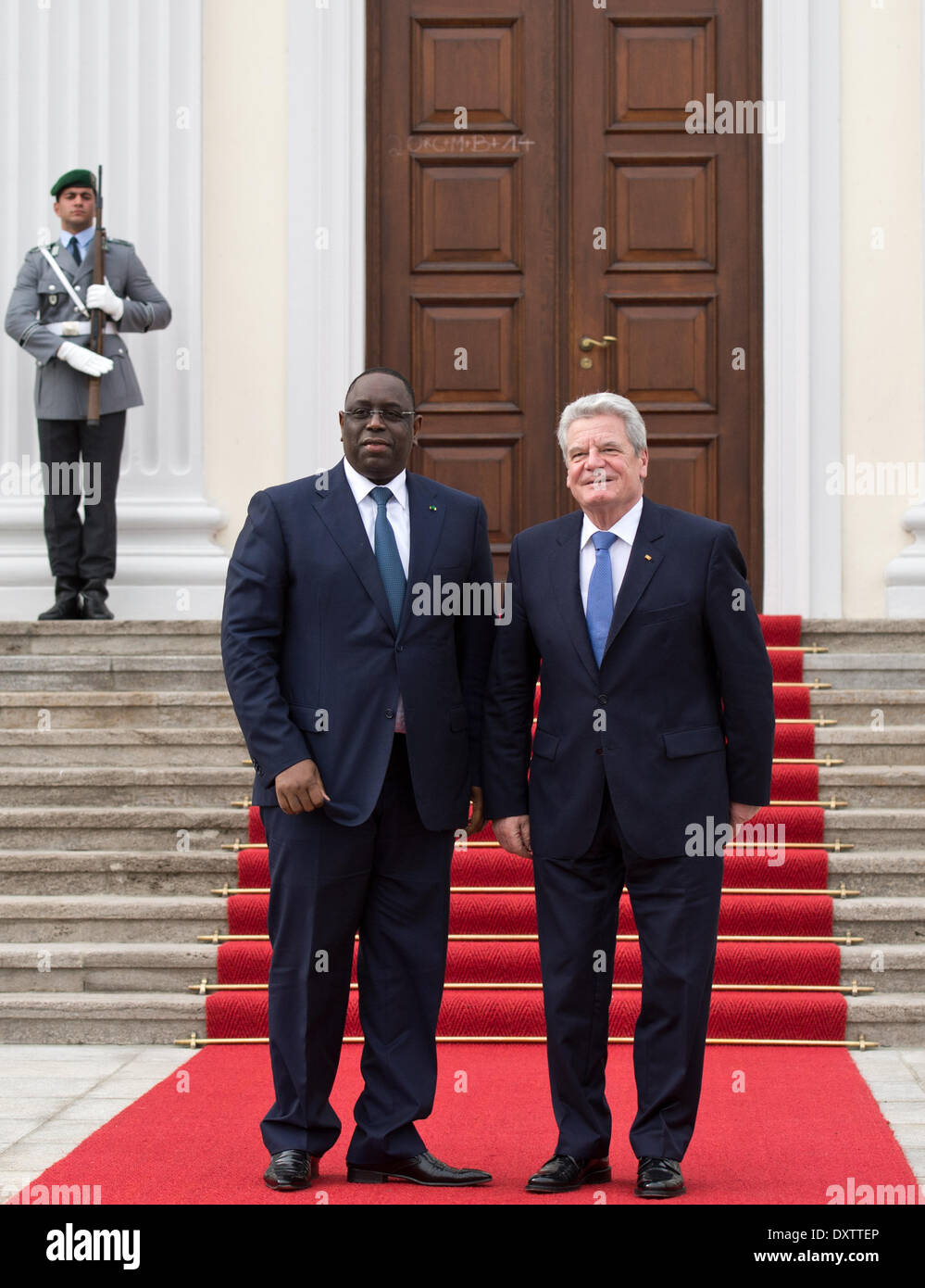 Berlin, Deutschland. 31. März 2014. German President Joachim Gauck (R) begrüßt senegalesische Präsident Macky Sall Schloss Bellevue in Berlin, Deutschland, 31. März 2014. Foto: BERND VON JUTRCZENKA/DPA/Alamy Live-Nachrichten Stockfoto