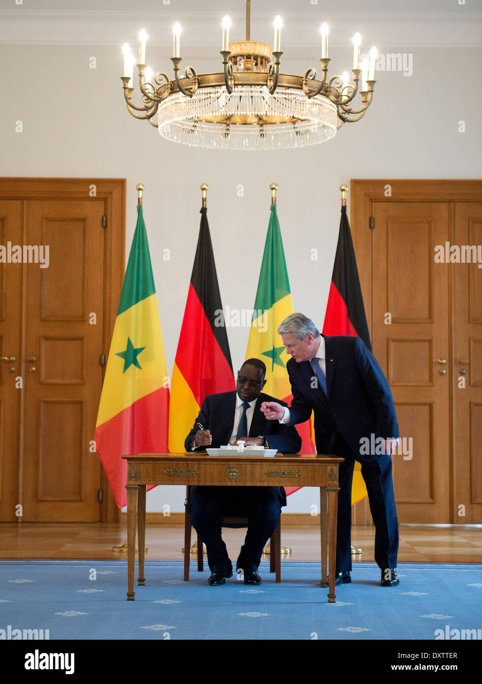 Berlin, Deutschland. 31. März 2014. Senegalesische Präsident Macky Sall unterschreibt das Gästebuch in Anwesenheit von German President Joachim Gauck (R) in Schloss Bellevue in Berlin, Deutschland, 31. März 2014. Foto: BERND VON JUTRCZENKA/DPA/Alamy Live-Nachrichten Stockfoto