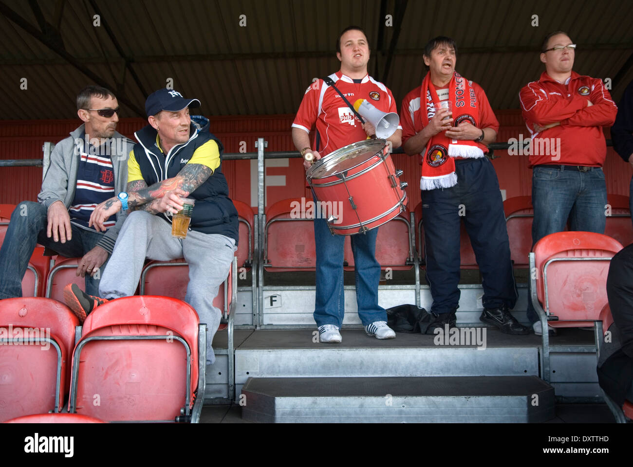 Fleet Football Team lokale Fans am „Heimende“. Ebbsfleet / Tunbridge. Ebbsfleet Valley Kent Großbritannien. 2014 HOMER SYKES, 2010er Jahre Stockfoto