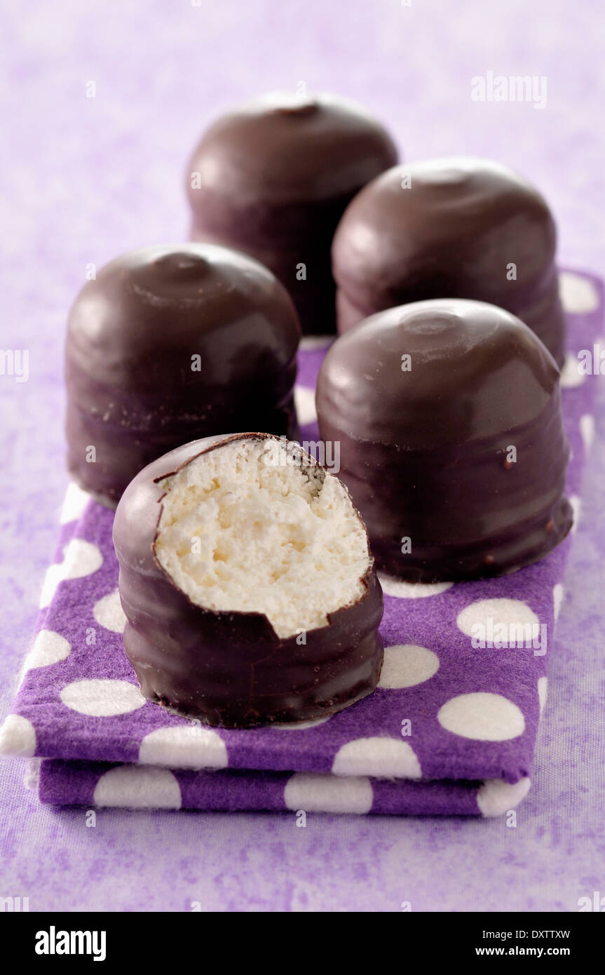 Schokolade beschichtete meringues Stockfoto