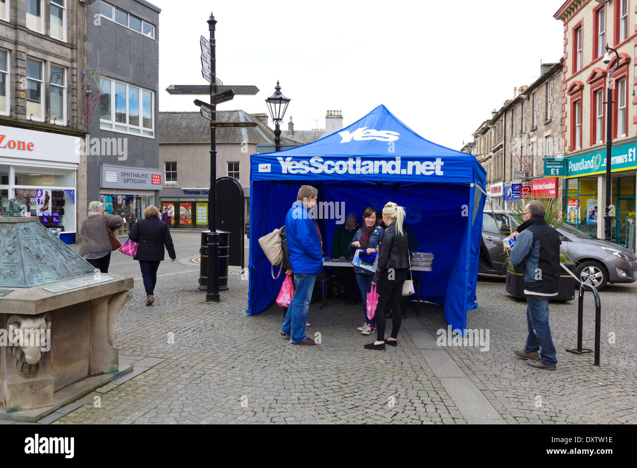 Angus Robertson, Mitglied des Unterhauses für Moray, Schottland spricht zu Mitgliedern der Öffentlichkeit ja Schottland Zelt in Elgin, Schottland Stockfoto