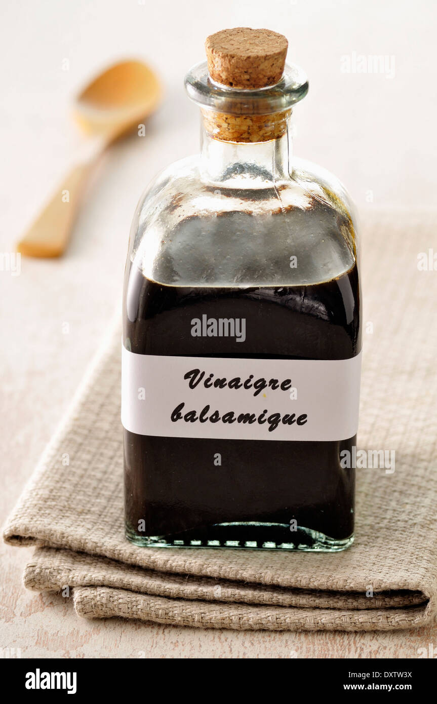 Kleine Flasche Balsamico vinaigar Stockfoto