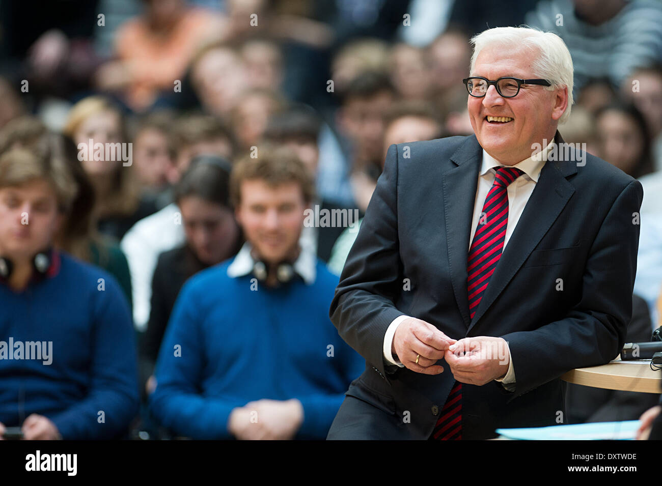 Berlin, Deutschland. 31. März 2014. Deutscher Außenminister Frank-Walter Steinmeier (SPD) behandelt das Thema "Die Stimme für Europa?" mit Schülerinnen und Schülern aus Europa in Berlin, Deutschland, 31. März 2014. Foto: MAURIZIO GAMBARINI/DPA/Alamy Live-Nachrichten Stockfoto