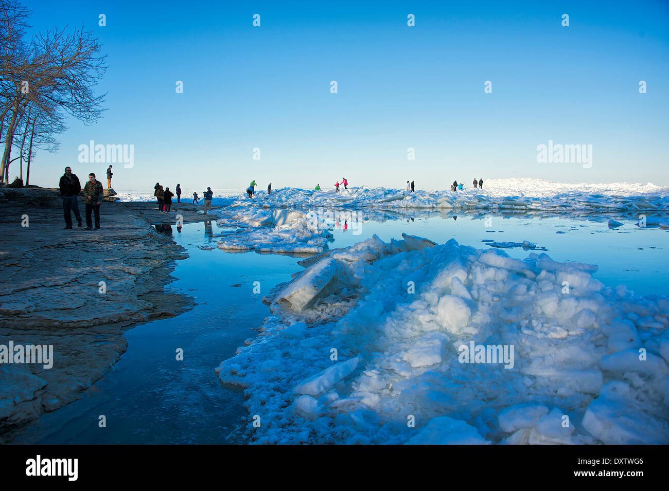 Schnee und Eis in Marblehead Leuchtturm am Ende März 2014. Menschen sind zu sehen, zu Fuß auf den Eisschollen Stockfoto