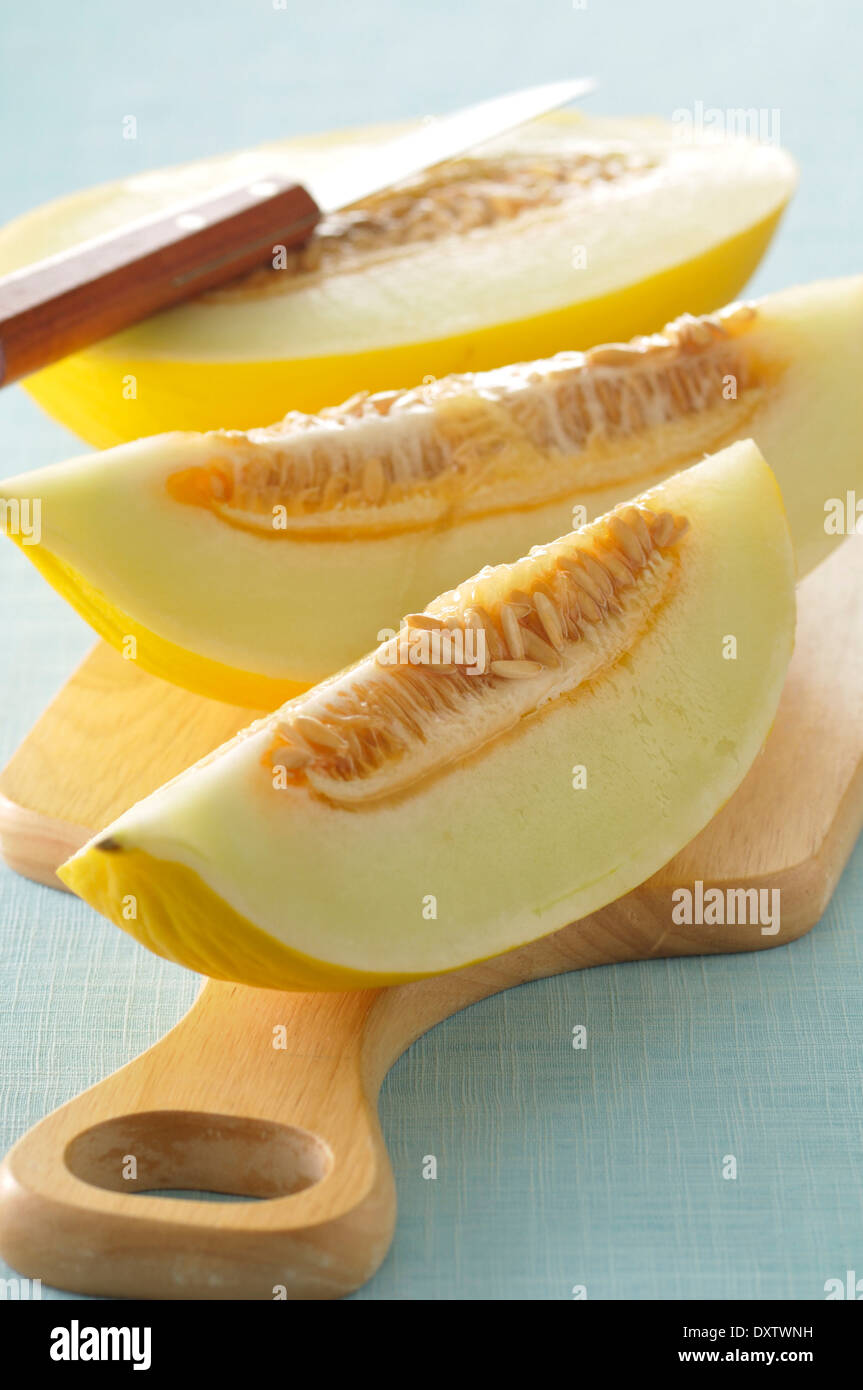 Einen gelben Melone schneiden Stockfoto