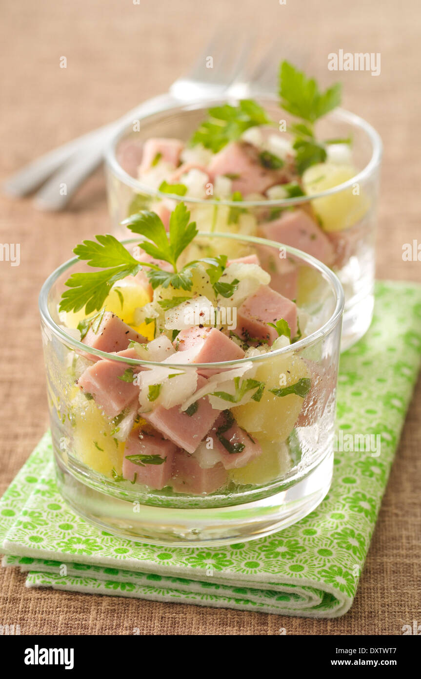 Salat mit Kartoffel und Schweizerkäse Stockfoto