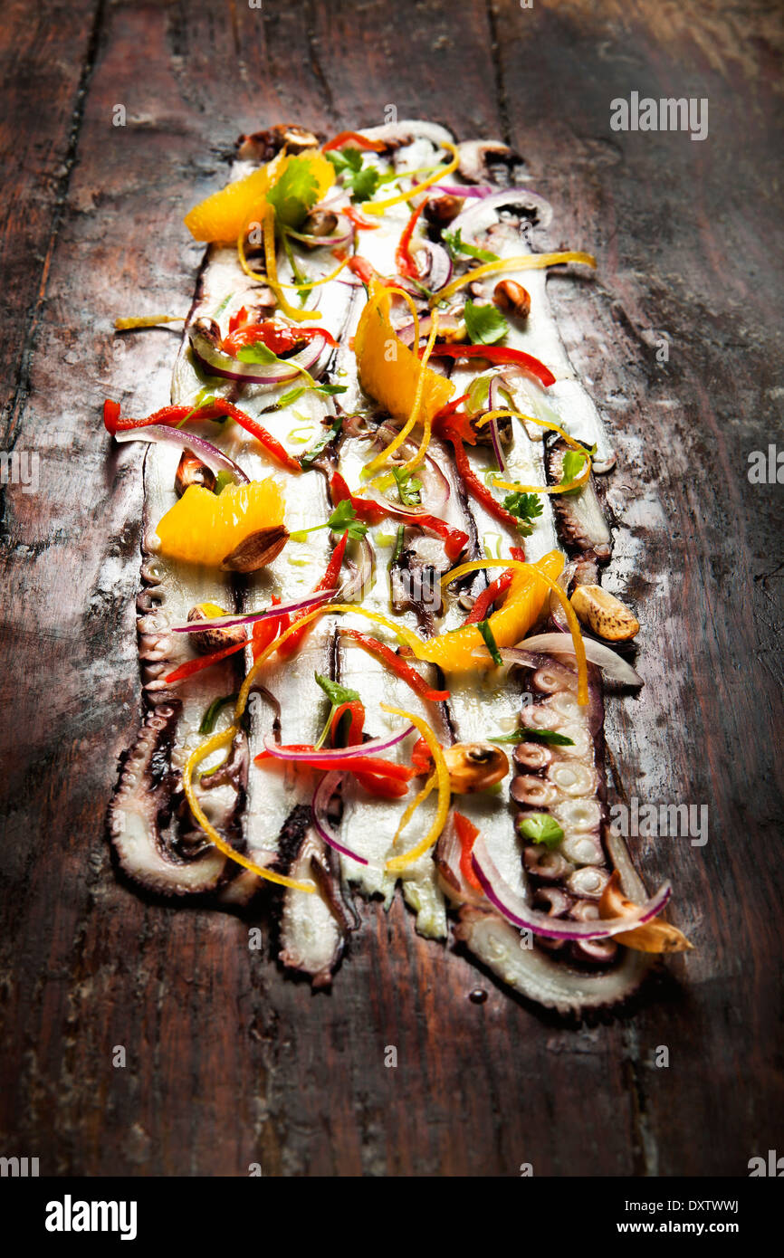 Riesenkraken Ceviche mit Orange und Paprika Stockfoto