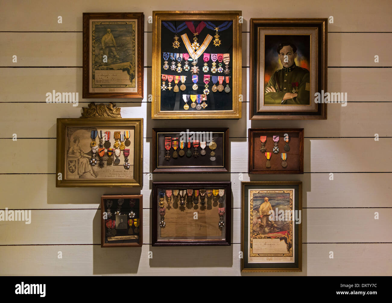 Sammlung von militärischen Orden des belgischen ersten Weltkrieg Soldaten im Museum im Inneren der IJzertoren / Yser Turm, Belgien Stockfoto