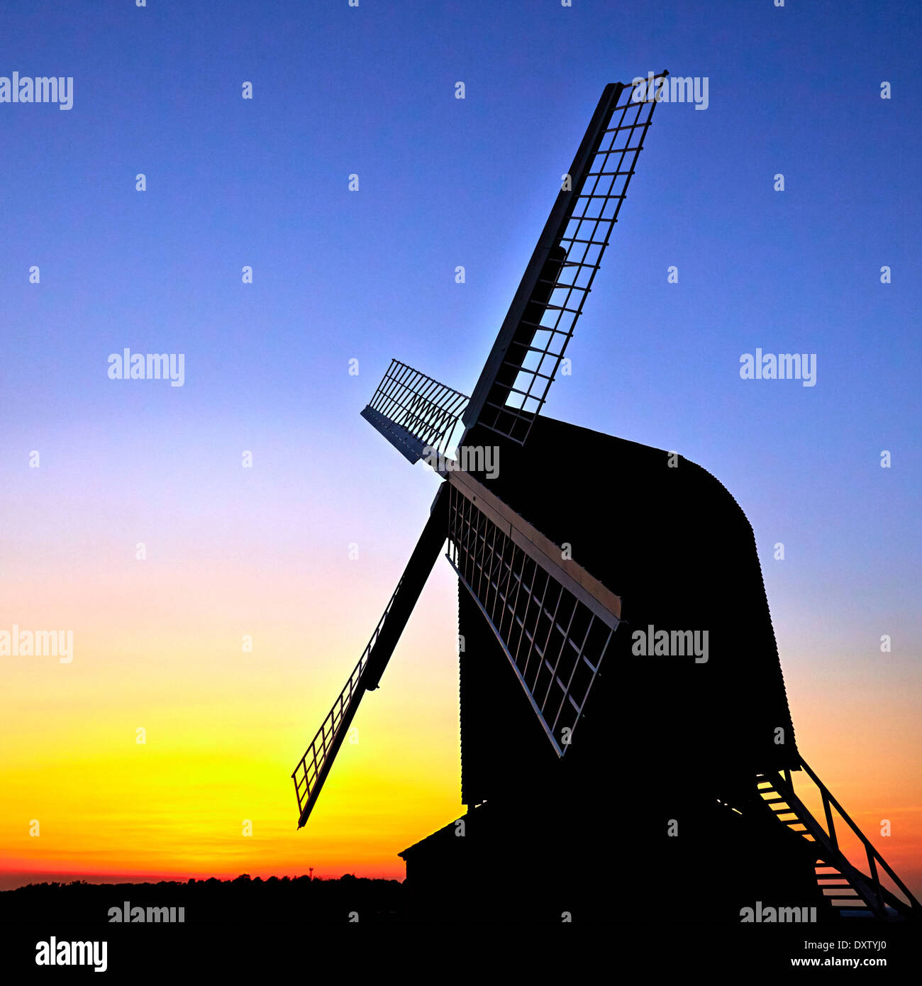 Gesamtansicht der Brill Windmühle in Buckinghamshire abgebildet bei Sonnenuntergang Stockfoto