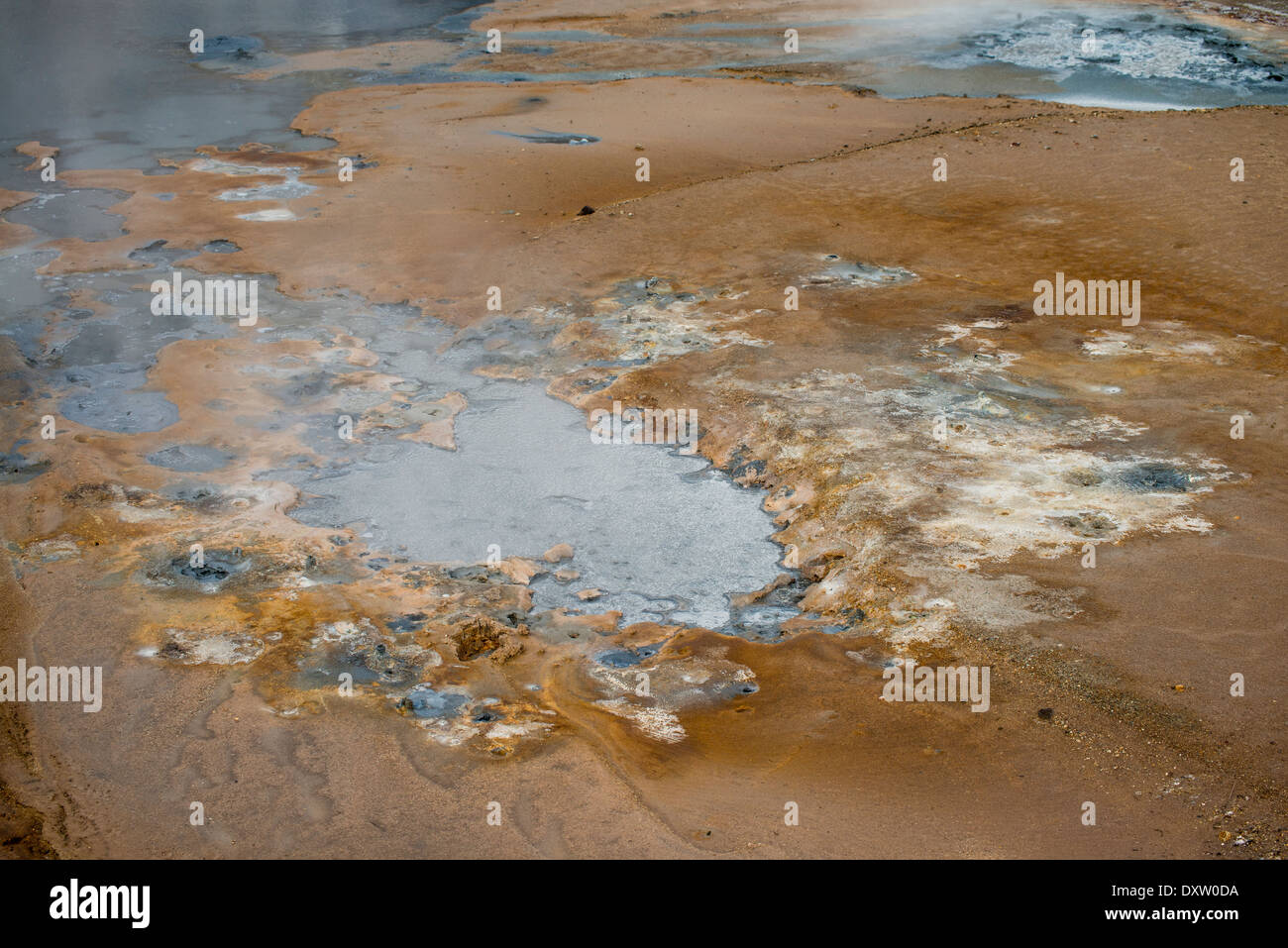 Heißes Wasser aus vulkanischen Schichten, die mit Schwefel belägt sind und das Mineral an der Oberfläche legen und Schwefelsäure und Foetidgase bilden, bildet eine eigentümliche, farbenfrohe Landschaft. Stockfoto