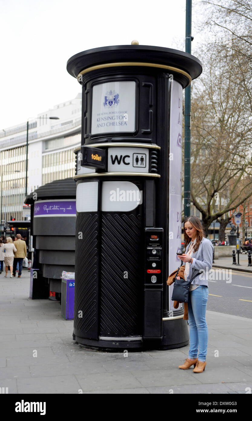 Junge Frau warten vor öffentlichen Toiletten-Kabine in Sloane Square in  London UK Stockfotografie - Alamy